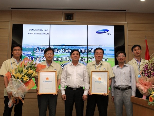 มอบใบรับรองการลงทุนเพิ่มอีก 1 พันล้านเหรียญสหรัฐให้แก่บริษัท SamSung - ảnh 1